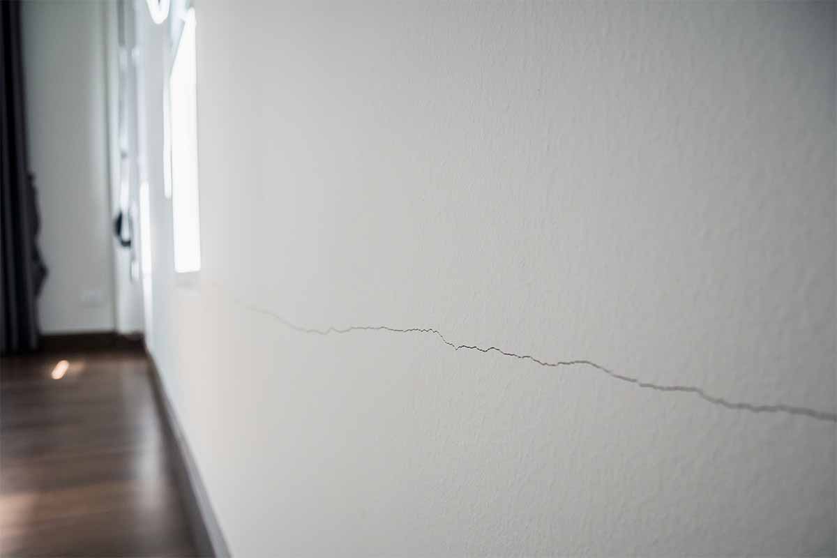horizontal crack in dining room wall
